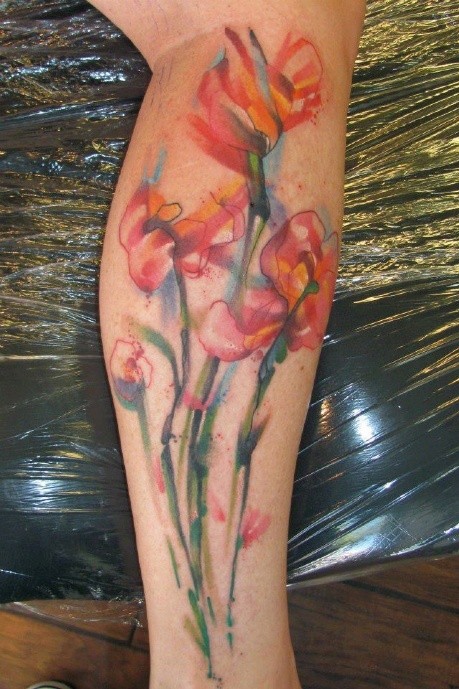 Aquarell Blumen Tattoo am Bein