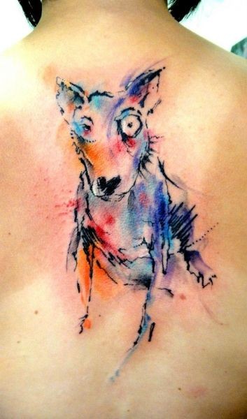 Tatuaggio carino sulla schiena il cane colorato