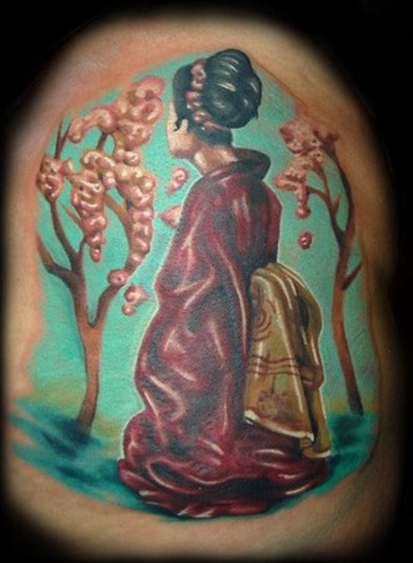 Tatuaje en el brazo,
geisha linda  en jardín