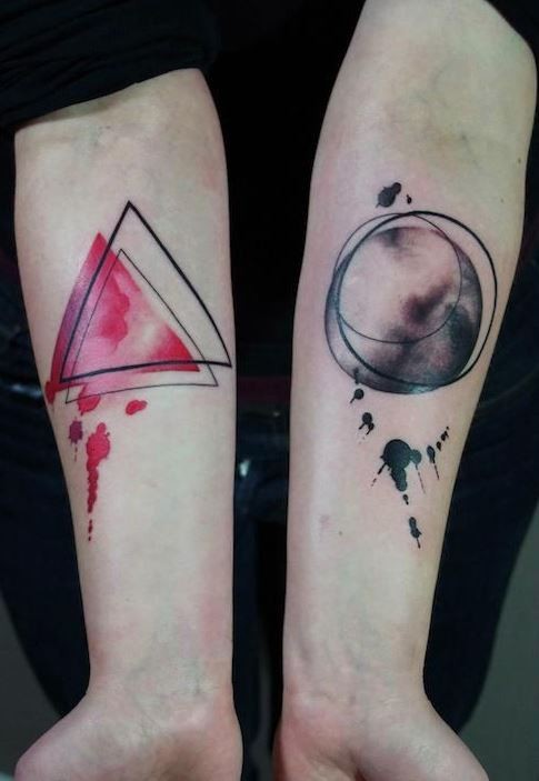 Tatuaje en el antebrazo,
triángulos y círculos de acuarelas