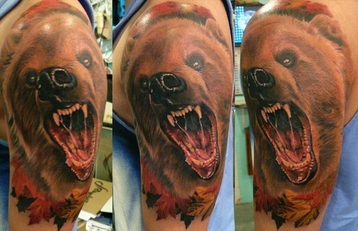 Tatuaje en el brazo, oso peligroso con la boca abierta