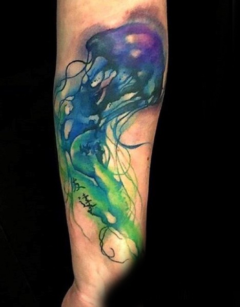 Tatuaje en el brazo, medusa linda de acuarelas
