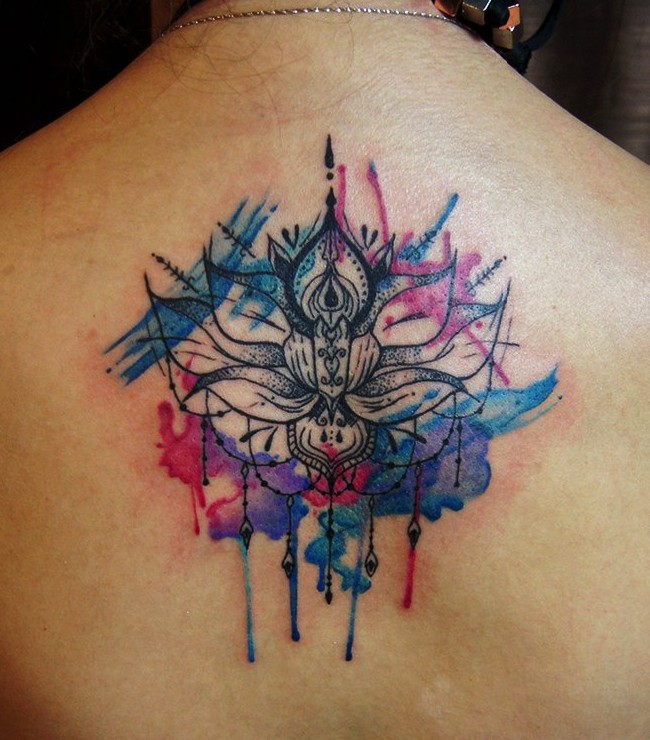 Tatuaje en la espalda, loto de acuarelas multicolor