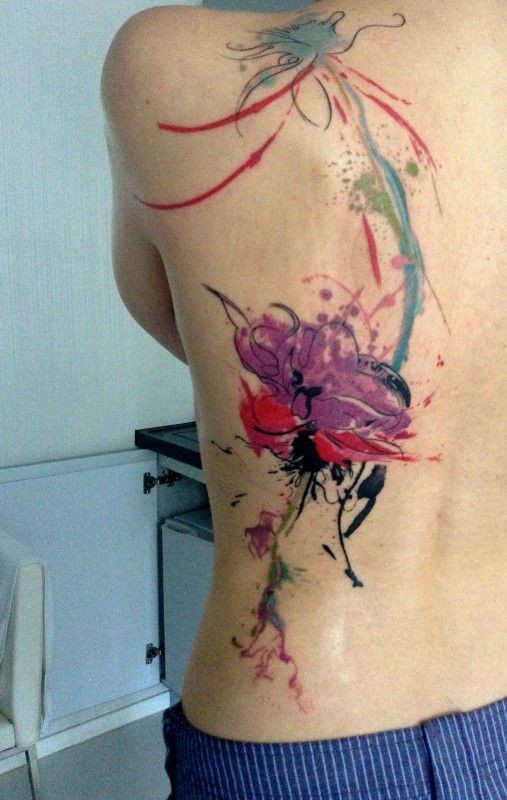 bellissimi acquarelli fiori tatuaggio sulla schiena