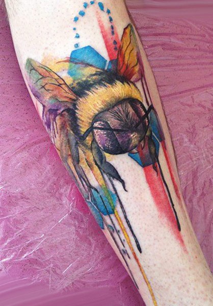 Tatuaje en la pierna, abeja y panal azul