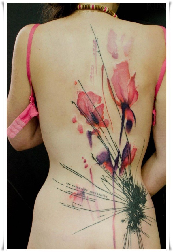 acquarello fiori rossi tatuaggio sulla schiena per la  donna