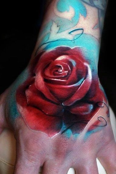 Tatuaje en la mano, rosa roja con azul luz