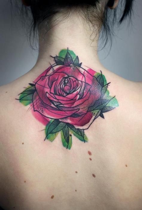 Elegantes Aquarell-Tattoo mit Rose am Rücken
