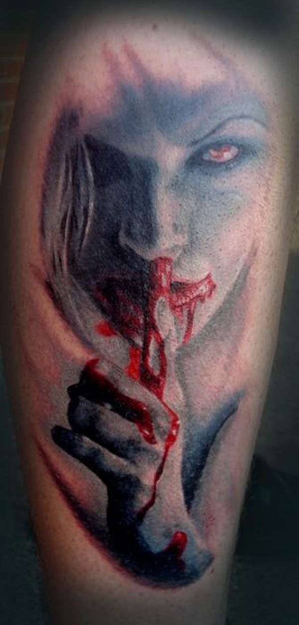 Tatuaje en la pierna,
vampiresa pálida con sangre