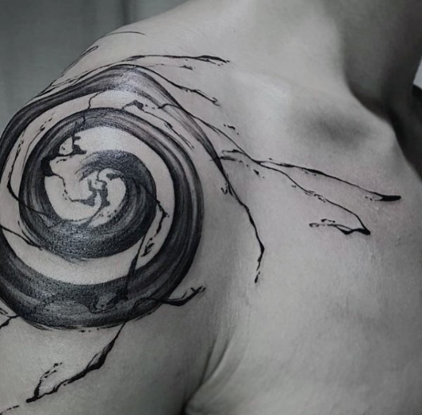 Aquarell Stil schwarzes Schulter Tattoo mit Wirbel