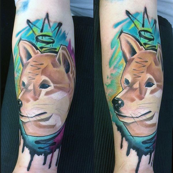 Watercolor style colored biceps tattoo of wolf with crown