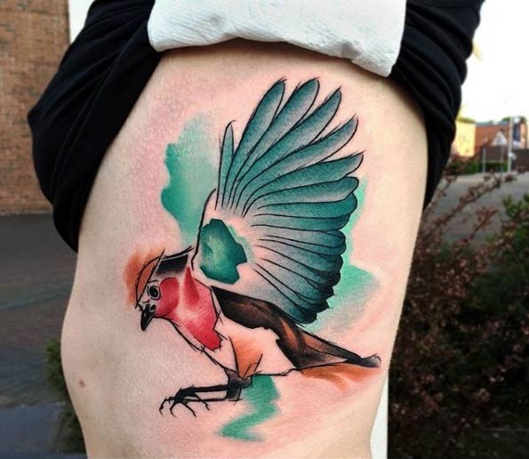 Aquarell Stil großer farbiger Vogel Tattoo an der Seite