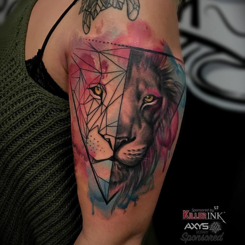 Tatuaje de hombro de estilo acuarela de cabeza de león constante con triángulos