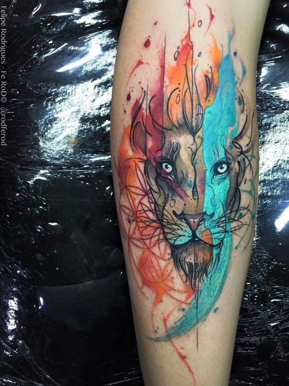Tatuaje de estilo acuarela en color de llamas en forma de cabeza de león