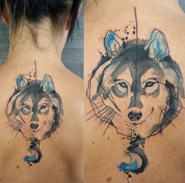 Estilo de acuarela con un bonito tatuaje en la parte superior de la espalda del retrato de lobo