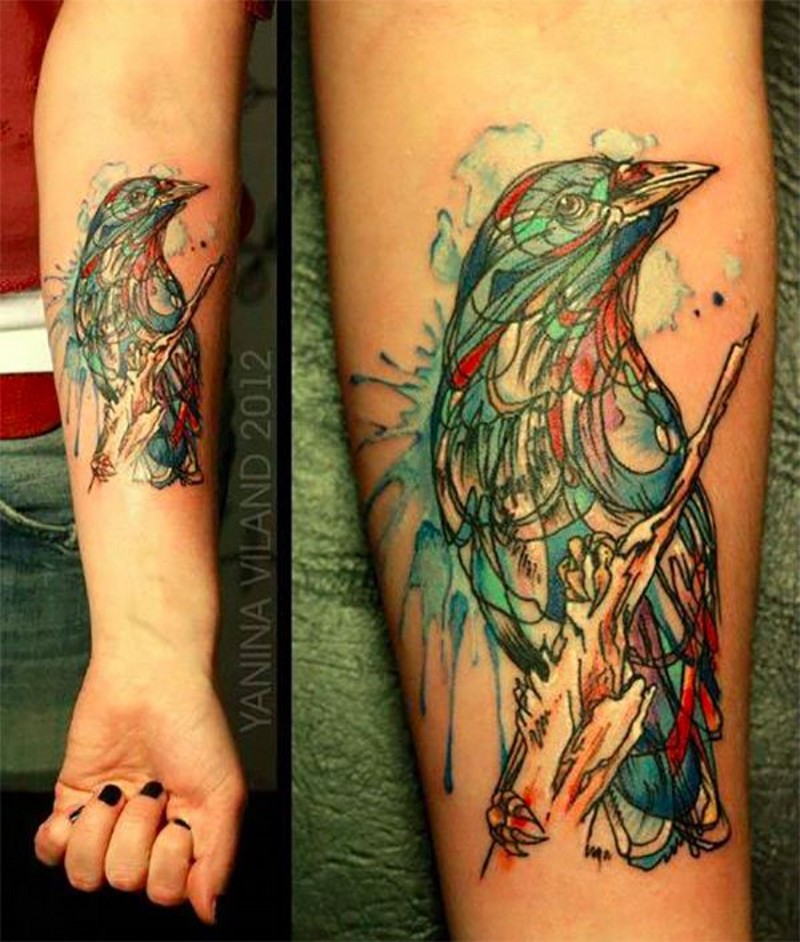 acquerello dipinto stilizzato bel uccello grande tatuaggio su braccio