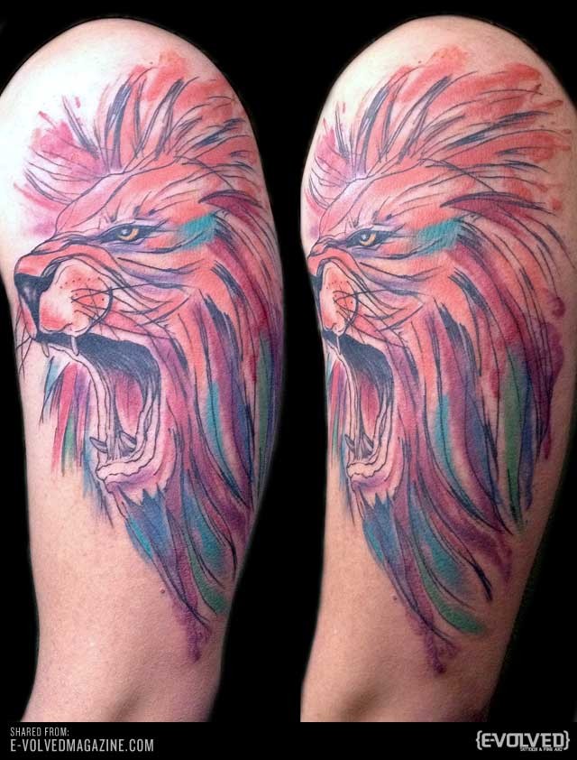 Aquarell Stil Bild Schulter Tattoo mit brüllendem Löwen