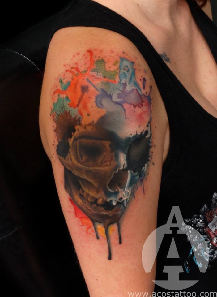 Aquarell Stil typisch aussehender menschlicher Schädel Tattoo auf der Schulter