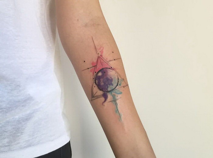 Aquarell Stil wunderbar aussehendes Unterarm Tattoo mit mystischem Dreieck