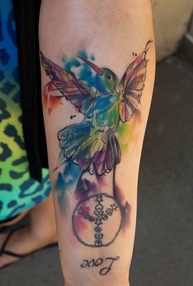 Tatuaggio sul braccio l&quotuccello colorato