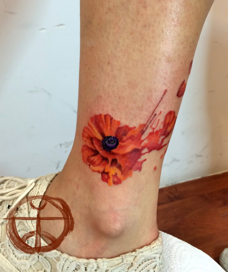 Tatuaje en la pierna, amapola roja realista