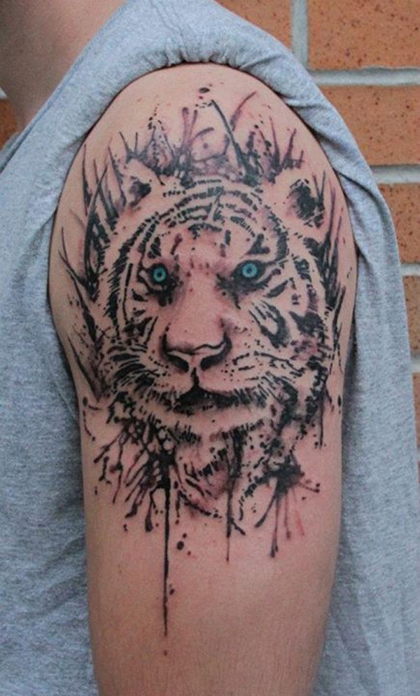 Black splash style tiger tattoo on shoulder