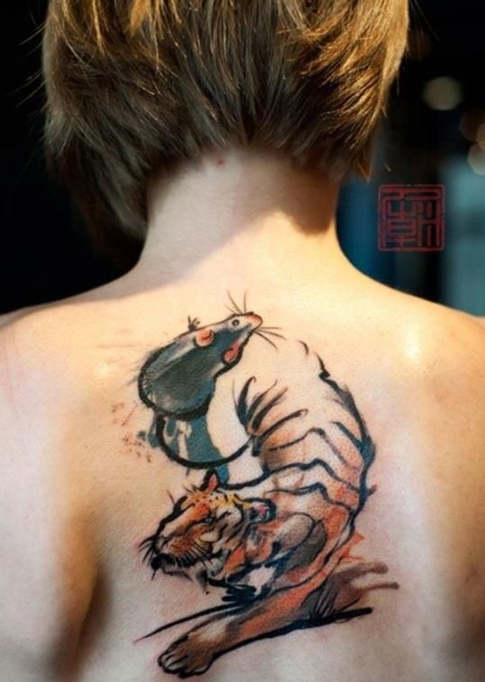 Tatuaje en la espalda, tigre y rata en remolino