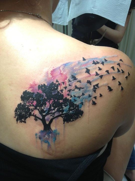 Tatuaggio colorato sulla spalla l&quotalbero nero & lo stormo degli uccelli