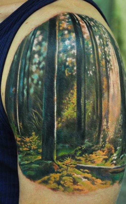 Tatuaje en el brazo, bosque fantástico pintoresco