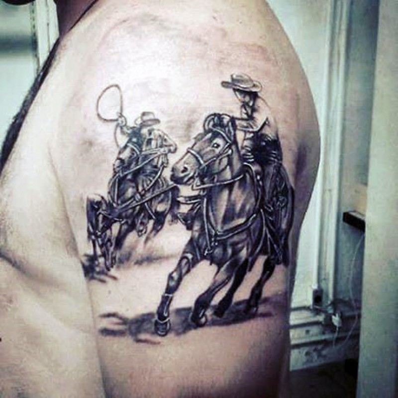 Tatuaje en el brazo, vaqueros con caballos, estilo occidental