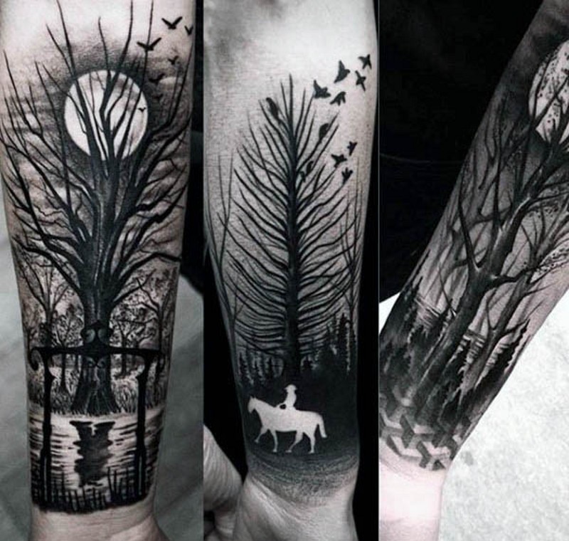 Tatuaje en el antebrazo, caballero a caballo en el bosque oscuro, colores negro y blanco