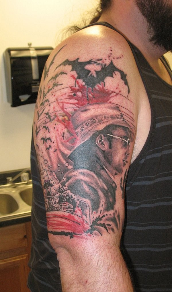 Tatuaje en el brazo, hombre en sombrero y bandada de murciélagos