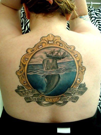 Tatuaggio pittoresco in forma del quadro sulla schiena la caccia di balena