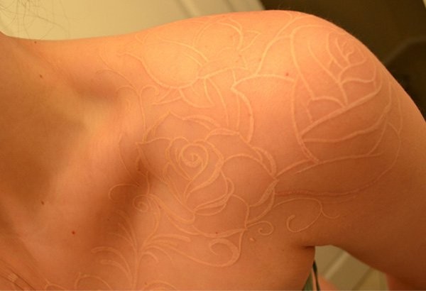 belle rose inchiostro bianco tatuaggio sulla spalla