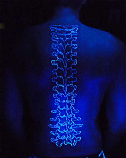 Tatuaje en la espalda, espina dorsal humana,  tinta ultravioleta