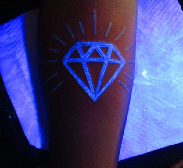 Tatuaje en el brazo,
diamante de tinta ultravioleta