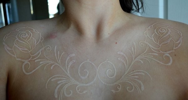 Tatuaje en el pecho, 
rosas lindas de tinta blanca