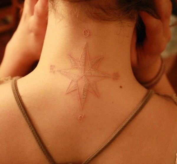 Tatuaje en el cuello,  cuatro puntos cardinales de compás, tinta blanca