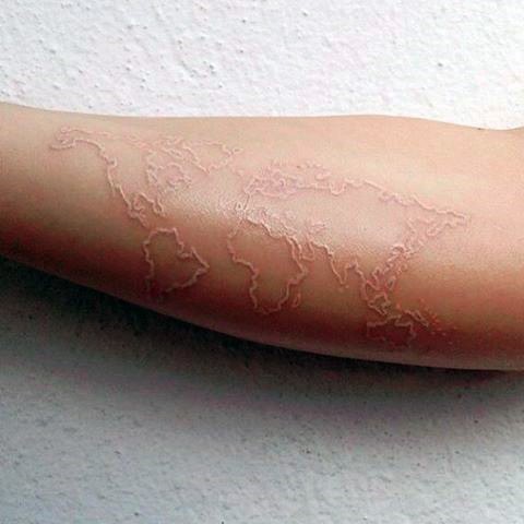 Tatuaje en el antebrazo, mapa del mundo simple de tinta blanca