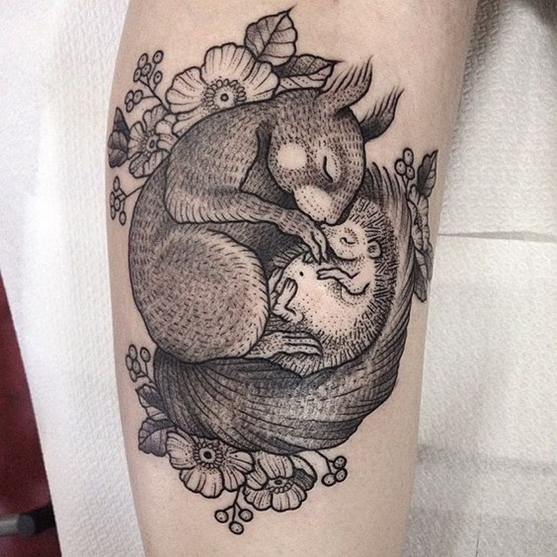 stile di vita selvaggia simpatico scoiattolo con riccio nero e bianco  tatuaggio su braccio