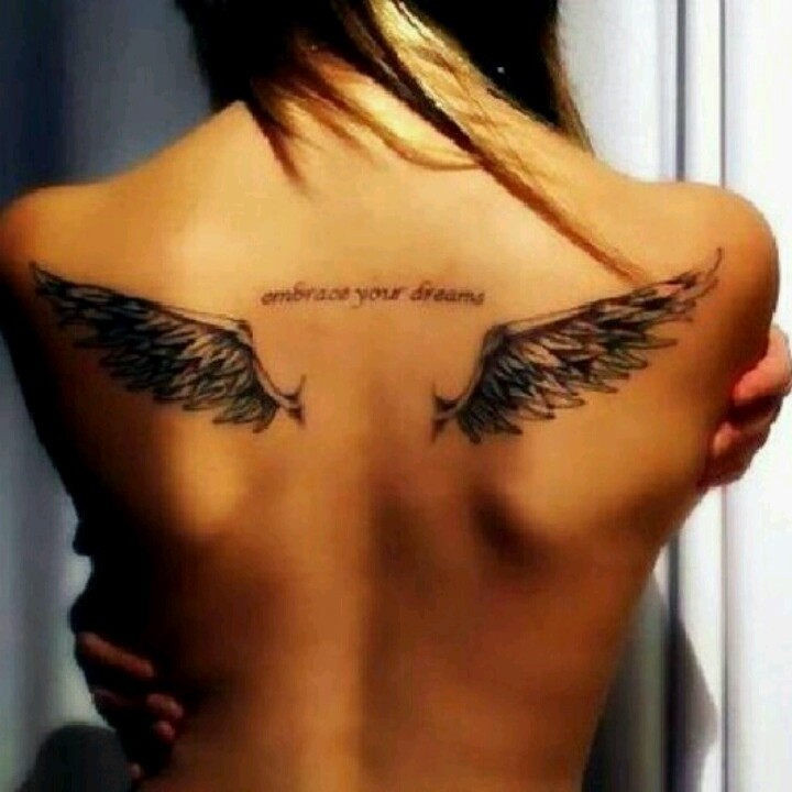Flügeltattoo und Inschrift Tattoo am Rücken