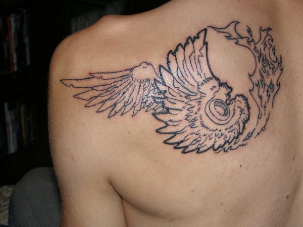 Tatuaggio stilizzato sulla spalla le ali