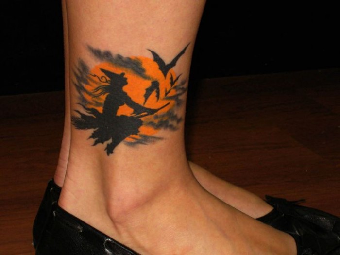 Tatuaje en el tobillo,  bruja en la escoba y bandada de murciélagos