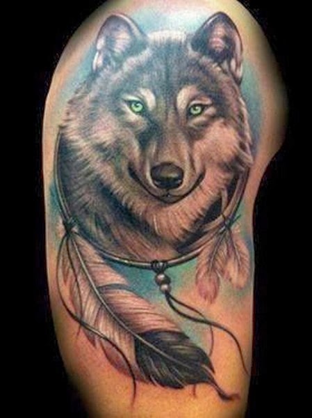 Tatuaggio grande sul deltoide il lupo indiano