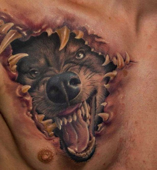 Tatuaggio colorato sul petto il lupo con la bocca spalancata