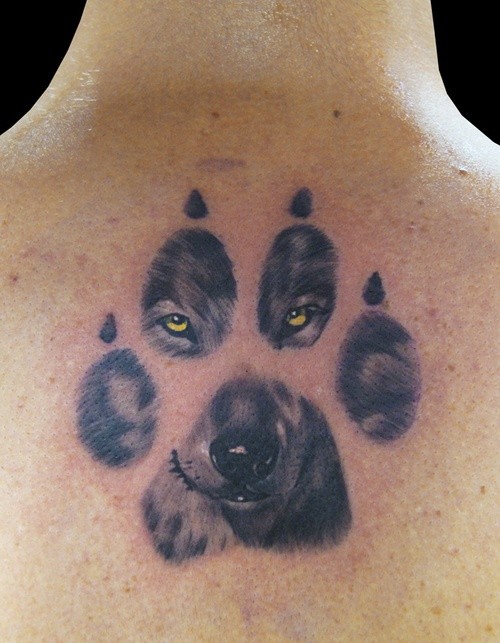 Tatuaje en la espalda,
huella de lobo y su imagen