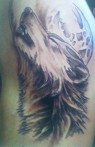 Tatuaggio impressionante sul deltoide il lupo che ulula