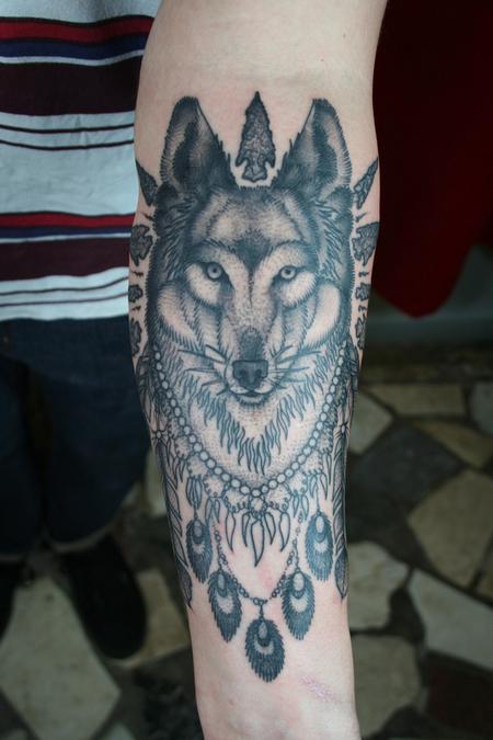 Tatuaggio sul braccio il lupo in stile indiano