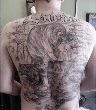 Tatuaggio impressionante sulla schiena la famiglia dei lupi