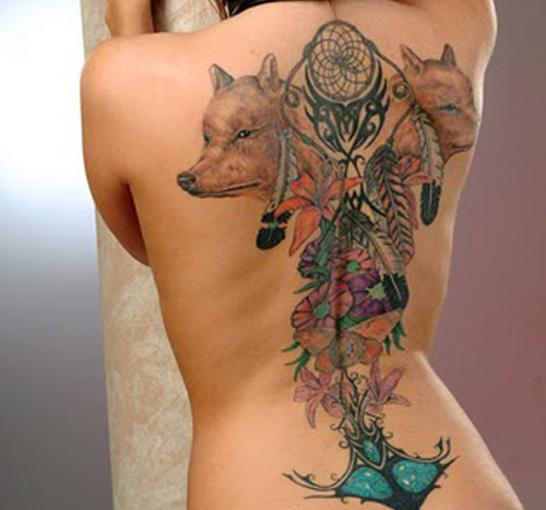 Tatuaggio impressionante sulla schiena due lupi in stile indiani americani
